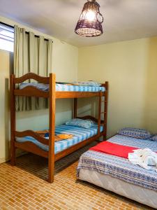 1 dormitorio con 2 literas y lámpara de araña en Pousada Maresia Centro - Piscinas Naturais, en Porto de Galinhas