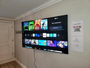 TV a/nebo společenská místnost v ubytování Oscar INN & 2bd Family Suite or Private Room