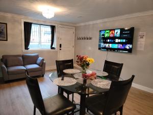 TV a/nebo společenská místnost v ubytování Oscar INN & 2bd Family Suite or Private Room