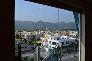 una ventana con vistas a la ciudad en Hotel de Palazzo, en Islamabad