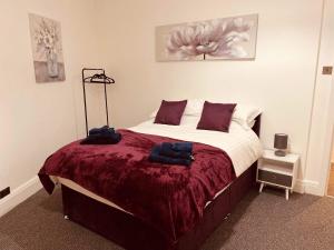 Un pat sau paturi într-o cameră la Luxury Suite 3 bed apartment sleeps 6-8