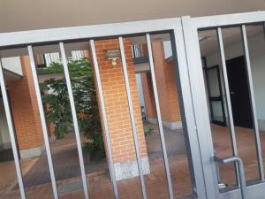 zewnętrzny widok na budynek przez szklane drzwi w obiekcie AMA cityhouse w mieście Novara