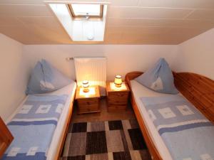 Duas camas num pequeno quarto com uma clarabóia. em Schlossblick em Liebenfels