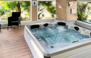 jacuzzi w pokoju z oknem w obiekcie La Bernerie En Retz w mieście La Bernerie-en-Retz