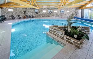una piscina en un edificio con una pared de ladrillo en Awesome stacaravan In La Bernerie En Retz With Sauna en La Bernerie-en-Retz