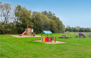 un parque con parque infantil y mesa de picnic en Awesome stacaravan In La Bernerie En Retz With Sauna en La Bernerie-en-Retz