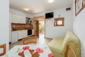 Kuchyň nebo kuchyňský kout v ubytování Holiday house with WiFi Rovinjsko Selo, Rovinj - 3431