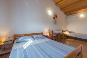 Postel nebo postele na pokoji v ubytování Holiday house with WiFi Rovinjsko Selo, Rovinj - 3431