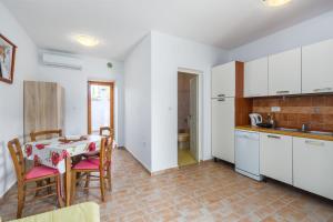Kuchyň nebo kuchyňský kout v ubytování Holiday house with WiFi Rovinjsko Selo, Rovinj - 3431 + 17 fotografií