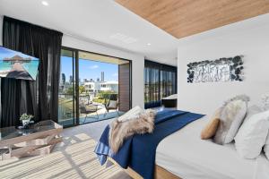 Un dormitorio con una cama y una ventana grande. en C'est La Vie, en Gold Coast 25 fotos más
