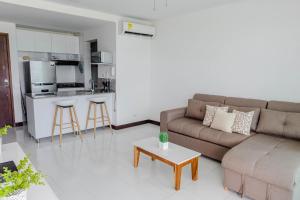 ein Wohnzimmer mit einem Sofa und einem Tisch in der Unterkunft apartamento 1 alcoba morros 922 rnt 132107 in Cartagena de Indias