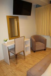 TV a/nebo společenská místnost v ubytování Mercé Hotel