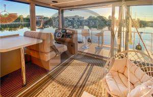 um quarto num barco com uma mesa e cadeiras em Nice Ship In Havelsee With House Sea View em Kützkow
