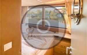 um quarto com vista para um rio através de uma porta em Nice Ship In Havelsee With House Sea View em Kützkow