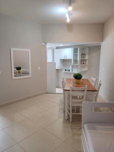 a kitchen and dining room with a table and chairs at Apartamento completo no centro de Tijucas 105 in Tijucas
