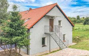 una pequeña casa blanca con techo naranja en 3 Bedroom Beautiful Apartment In Biskupiec en Żuromin