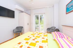 sypialnia z łóżkiem i 2 krzesłami w obiekcie Double Room Pasman 4309a w mieście Pašman