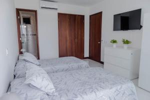 1 Schlafzimmer mit 2 Betten und einem Flachbild-TV in der Unterkunft apartamento 1 alcoba morros 922 rnt 132107 in Cartagena de Indias