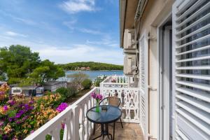 Balkón nebo terasa v ubytování Rooms by the sea Pasman - 4309