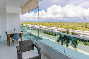Zimmer mit einem Balkon mit einem Tisch und Blick auf die Autobahn in der Unterkunft apartamento 1 alcoba morros 922 rnt 132107 in Cartagena de Indias