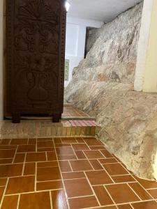 プエルト・バジャルタにあるHABITACIONES EN VALLARTA 6 CUADRAS MALECONの茶色のタイルフロアの客室で、大きなドアが付いています。