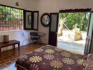 Postel nebo postele na pokoji v ubytování HABITACIONES EN VALLARTA 6 CUADRAS MALECON