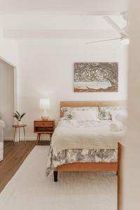een slaapkamer met een bed en een schilderij aan de muur bij Puamana Maluhia - Two Bedroom / Two Bath Condo in Princeville