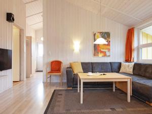sala de estar con sofá y mesa en Three-Bedroom Holiday home in Grömitz 18, en Grömitz