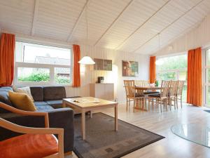 ein Wohnzimmer mit einem Sofa und einem Tisch in der Unterkunft Three-Bedroom Holiday home in Grömitz 18 in Grömitz