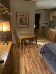 een slaapkamer met een tafel en stoelen en een bed bij Michael Dee's Motel in East Durham