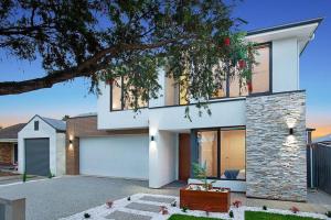 ein großes weißes Haus mit Garage in der Unterkunft Linear Park Living - Brand New 4 Bed Family Home in Thebarton
