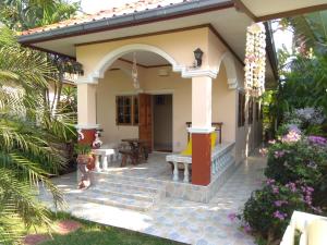 une maison avec une terrasse couverte et un patio dans l'établissement Stella Resort, à Sam Roi Yot