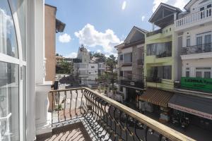 Balkón nebo terasa v ubytování MSing DaLat Hotel