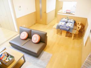 NK　apartment　 في سابورو: غرفة معيشة مع أريكة وطاولة