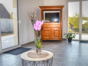 un jarrón de flores sentado en una mesa en una sala de estar en Gîte Chenonceaux, 3 pièces, 4 personnes - FR-1-381-512, en Chenonceaux