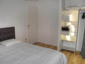 1 dormitorio con cama y armario abierto en Gîte Chenonceaux, 3 pièces, 4 personnes - FR-1-381-512, en Chenonceaux