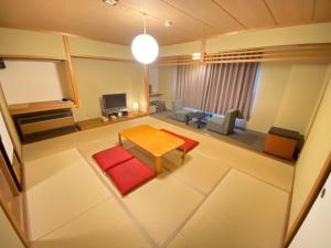 an overhead view of a living room with a table at ビューリゾートインとみや in Yuzawa