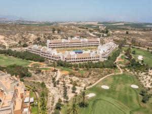 een luchtzicht op een resort met een golfbaan bij Destino Deluxe Valle del Este Vera in Vera