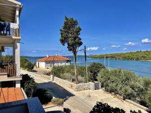 una vista dell'acqua da una casa di Apartments Veli Rat a Veli Rat