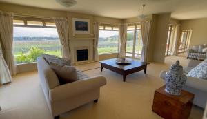 uma sala de estar com um sofá e uma lareira em Arthur's House at Carrick Winery em Cromwell
