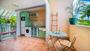 Kuchyň nebo kuchyňský kout v ubytování Complexe La Providencia - Villa, Duplex, Studio, jacuzzi