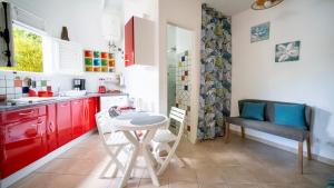 Kuchyň nebo kuchyňský kout v ubytování Complexe La Providencia - Villa, Duplex, Studio, jacuzzi