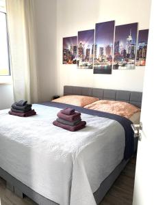 - une chambre avec un lit et des serviettes dans l'établissement Larimar Apartment Kirchheim am Neckar, à Kirchheim am Neckar