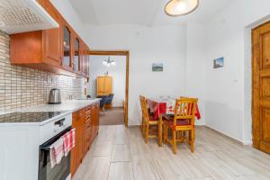 eine Küche mit einem Tisch und einem Esszimmer in der Unterkunft Za řekou in Mladé Buky