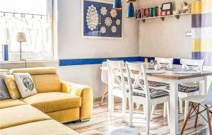 ライツァにあるBeautiful Home In Rajcza With Kitchenetteのリビングルーム(テーブル、椅子、ソファ付)