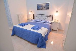 um quarto com uma cama com toalhas azuis em Bed & Breakfast Casalino em Triggiano