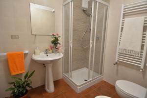 a bathroom with a shower and a sink and a toilet at Bed & Breakfast Casalino in Triggiano