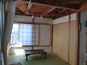 a room with a bench in front of a window at 交流の宿 in Musashino