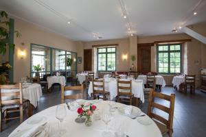 Reštaurácia alebo iné gastronomické zariadenie v ubytovaní Le Lion d'Or