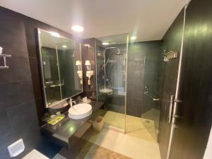 Vannituba majutusasutuses Amaroossa Cosmo Jakarta